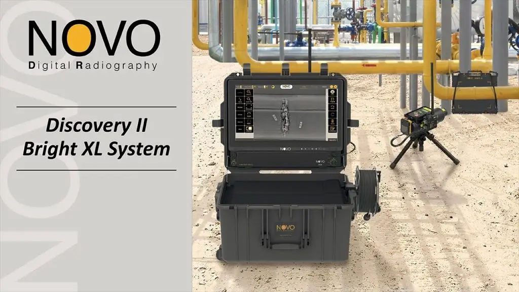 NOVO Discovery II Bright XL System framför gula och grå rör i industriell miljö